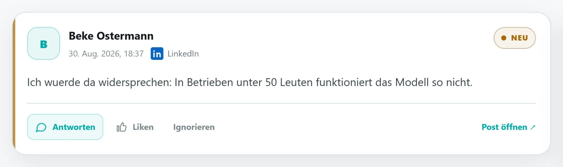 Eine einzelne Kommentarkarte: Name und Zeitpunkt des Verfassers, die Plattform, der Kommentartext und darunter die Aktionen Antworten, Liken und Ignorieren.