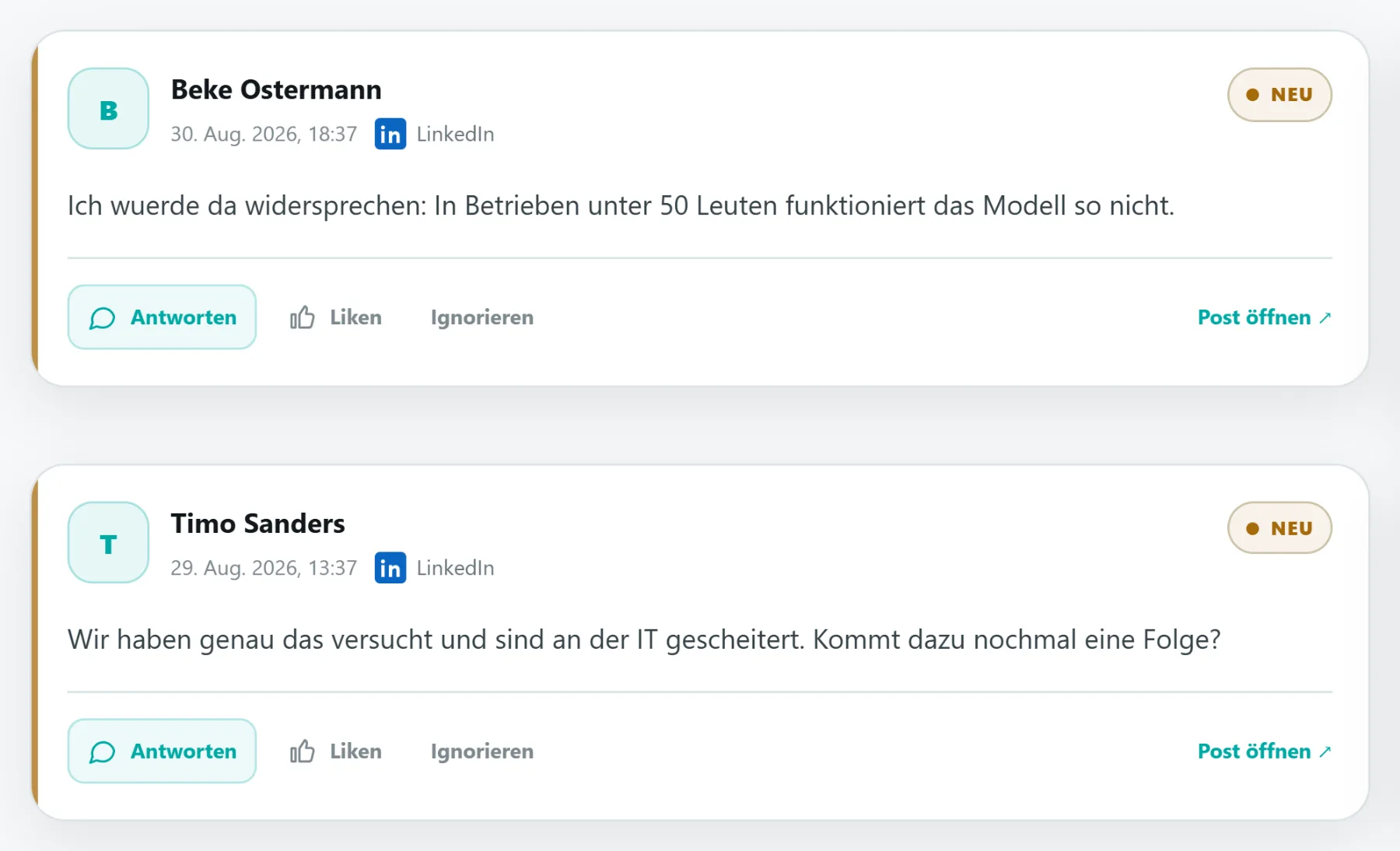 Zwei Kommentarkarten im Eingang, beide mit dem Abzeichen „Neu", darunter Antworten, Liken, Ignorieren und ein Verweis auf den Beitrag. Über jedem Kommentar stehen Name, Zeitpunkt und die Plattform.