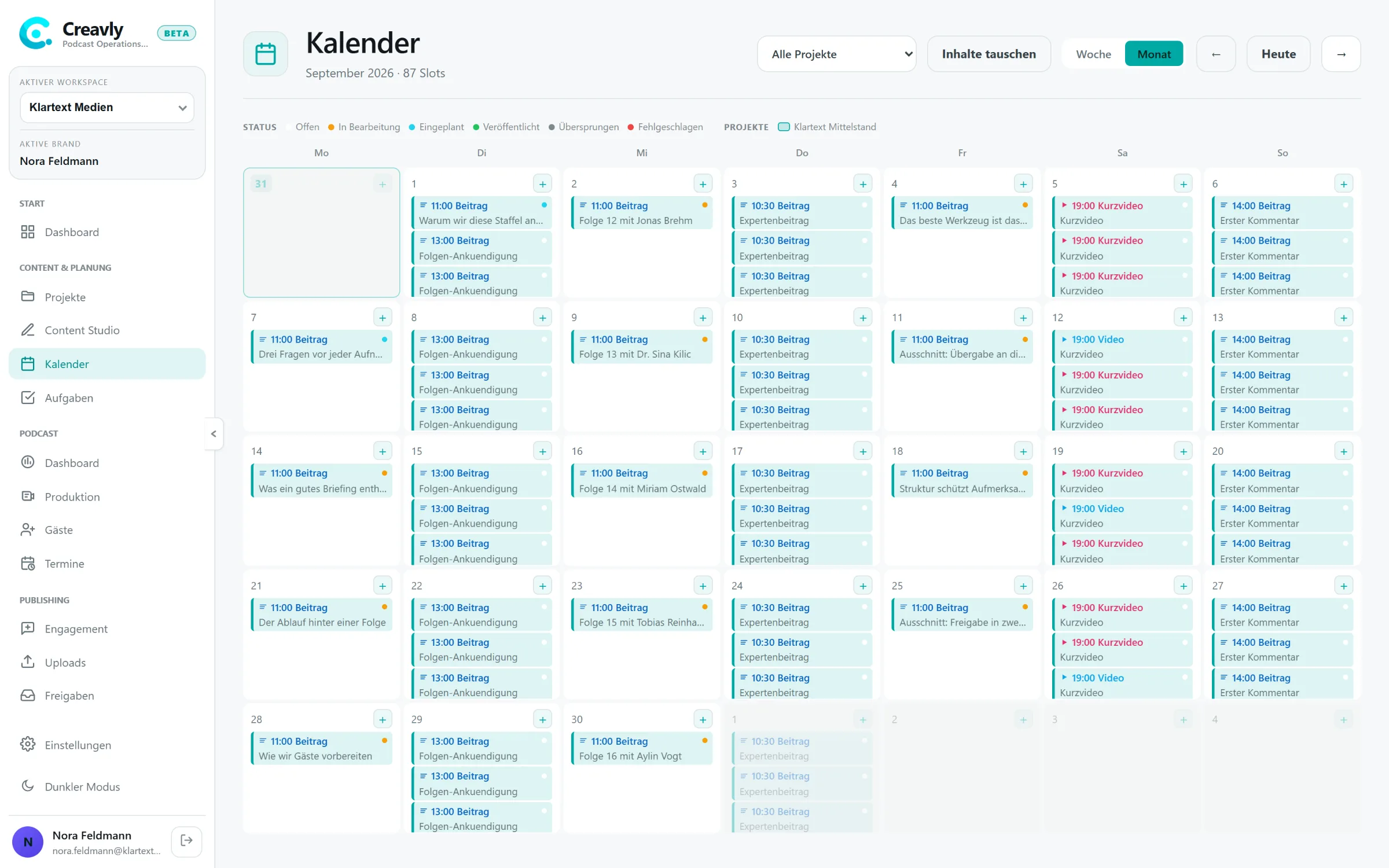 Creavly Kalender in der Monatsansicht: ein September mit Folgen-Ankündigungen, Zitatkacheln und Kurzvideos, jeweils mit Uhrzeit und Status.