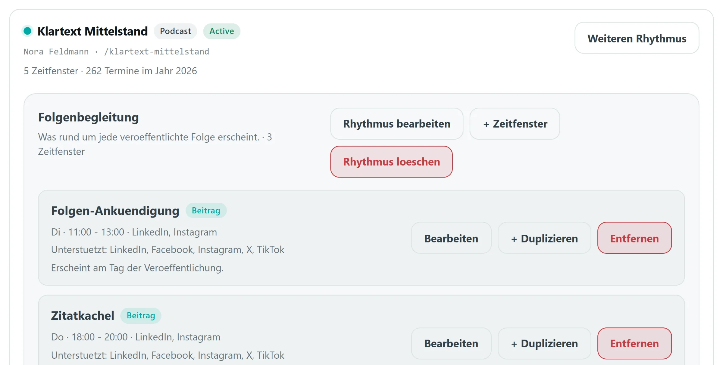 Ein Rhythmus namens Folgenbegleitung mit drei Zeitfenstern. Jedes nennt Wochentag, Zeitfenster und Zielkanäle — etwa „Di · 11:00–13:00 · LinkedIn, Instagram" — dazu das Format und die unterstützten Kanäle.